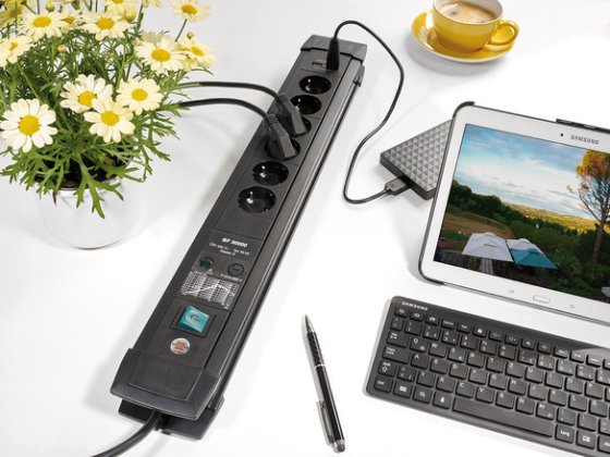Premium-Line 30.000A &Uuml;berspannungsschutz-Steckdosenleiste mit USB-Ladefunktion 6-fach schwarz 3m H05VV-F 3G1,5 - Anwendungsbild