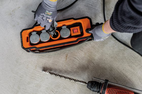 professionalLINE Steckdosenblock BA 8100 IP54 8m H07RN-F 3G1,5 mit Kabelaufnahme, mit Befestigungspunkten zum Hängen oder Montieren - Anwendungsbild