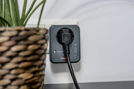 &Uuml;berspannungsschutzadapter 13.500A Anthrazit - Anwendungsbild