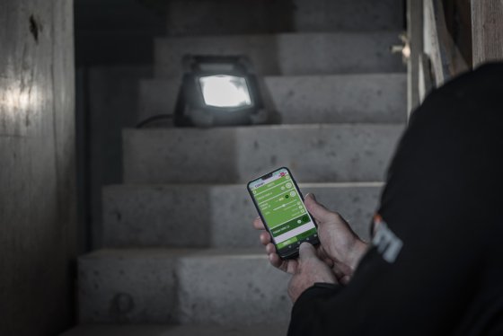 Mobiler Bluetooth LED Strahler TORAN 3000 MB mit Lichtsteuerungs-APP, IP55, 3000lm, 30W, 5m H07RN-F 2G1,0 - Anwendungsbild