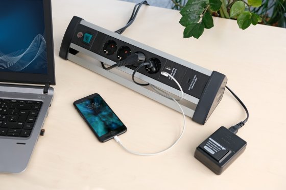 Alu-Office-Line Steckdosenleiste mit USB C Power Delivery USB-Ladefunktion 4-fach 1,8m H05VV-F 3G1,5 - Anwendungsbild