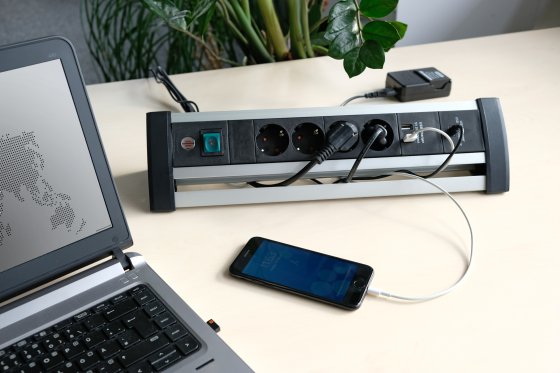 Alu-Office-Line Steckdosenleiste mit USB C Power Delivery USB-Ladefunktion 4-fach 1,8m H05VV-F 3G1,5 - Anwendungsbild
