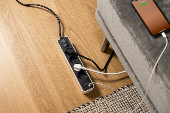Ecolor Steckdosenleiste mit 2 USB C Ladebuchsen 4-fach wei&szlig;/schwarz 1,5m H05VV-F3G1,5 - Anwendungsbild