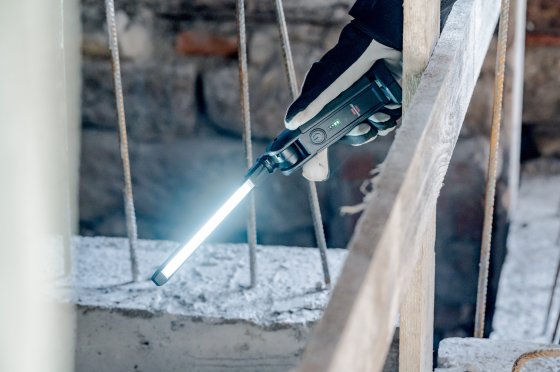 Professional Akku LED Handlampe HLA 1000 ACW, 1000+170 lm, IP54 - Anwendungsbild