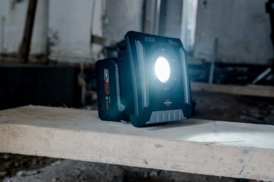Professional Multi Battery Pro Akku LED Arbeitsstrahler AL MB 2000 A, 2400lm - Anwendungsbild